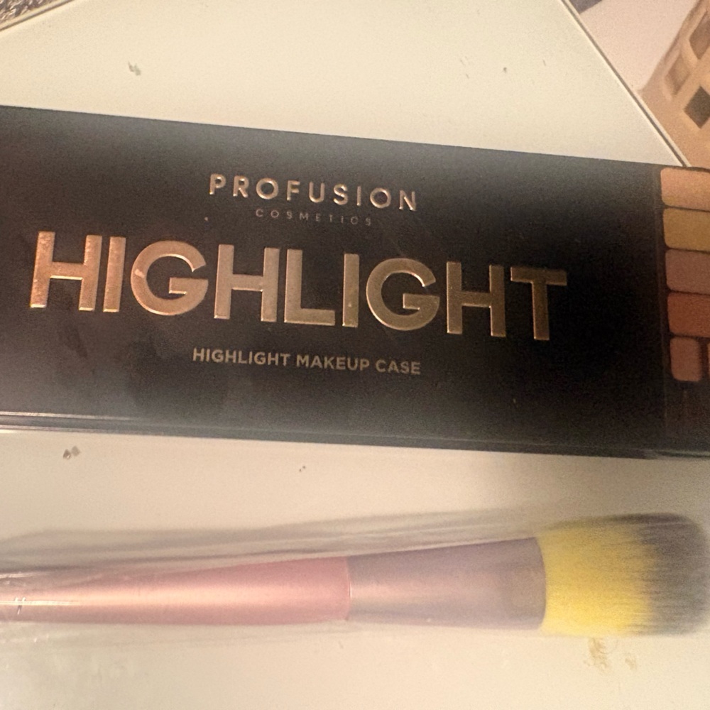 Profusion Highlight Makeup Palette - Black & Rose Gold